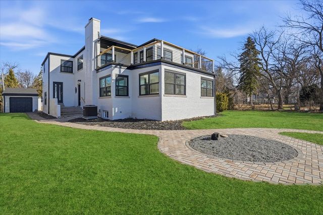 297 E Lakeview Avenue, Round Lake Beach, IL 60073