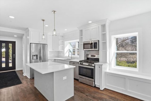 297 E Lakeview Avenue, Round Lake Beach, IL 60073