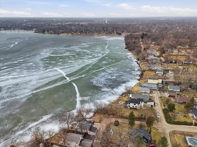 297 E Lakeview Avenue, Round Lake Beach, IL 60073