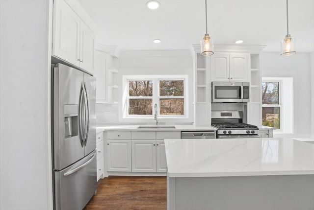 297 E Lakeview Avenue, Round Lake Beach, IL 60073