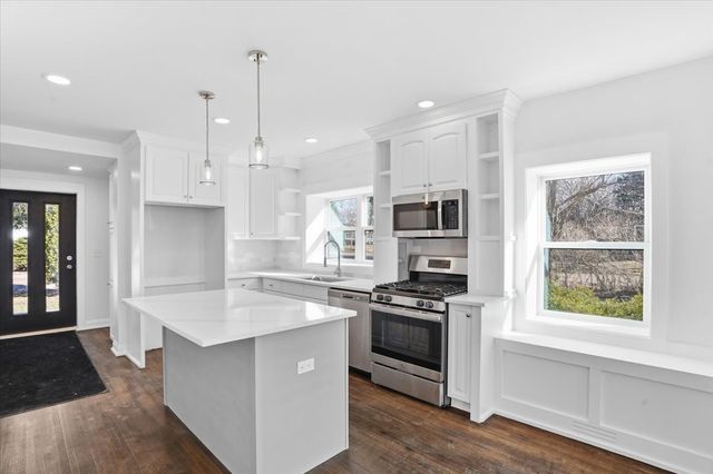 297 E Lakeview Avenue, Round Lake Beach, IL 60073