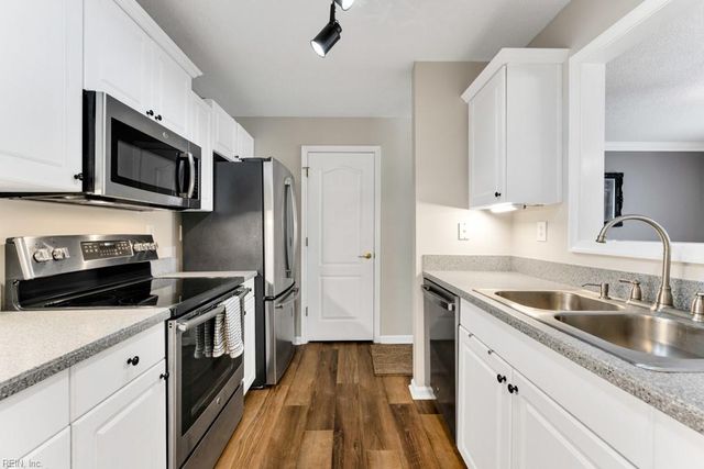 2453 Old Greenbrier RD # 124, Chesapeake, VA 23325