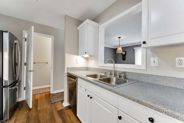 2453 Old Greenbrier RD # 124, Chesapeake, VA 23325