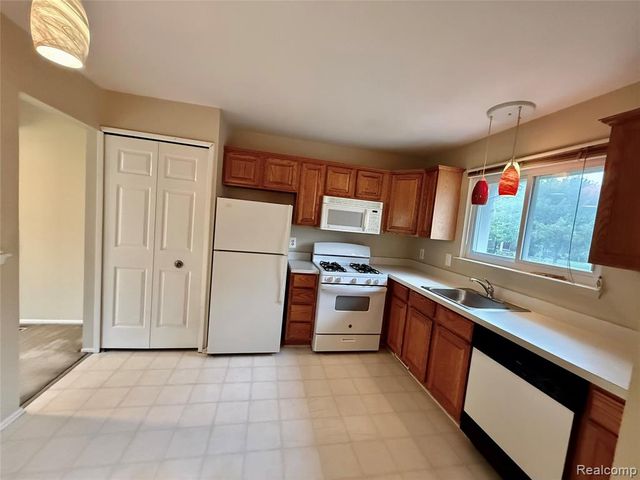 1920 Jan Court 29, Canton, MI 48187