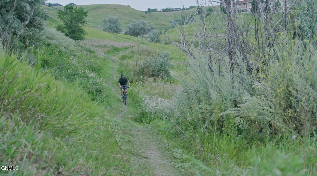 1913 Prairie Hawk Drive, Bismarck, ND 58503 photo 13