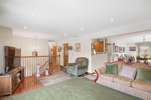 14 Leonard Rd, Butler Boro, NJ 07405