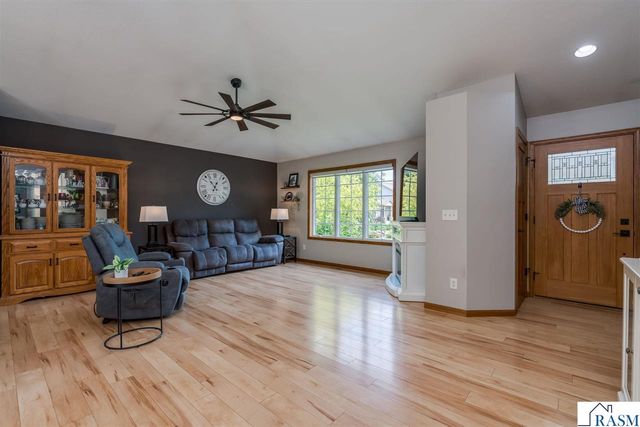 221 Pebble Creek Drive, Mankato, MN 56001
