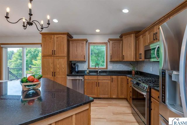 221 Pebble Creek Drive, Mankato, MN 56001