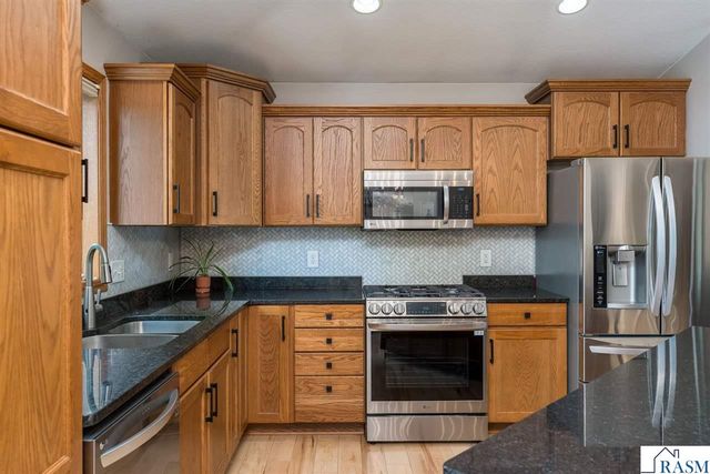 221 Pebble Creek Drive, Mankato, MN 56001