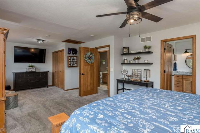 221 Pebble Creek Drive, Mankato, MN 56001