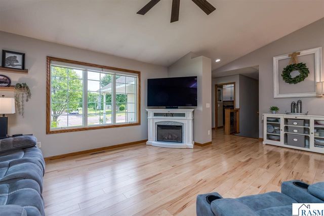221 Pebble Creek Drive, Mankato, MN 56001