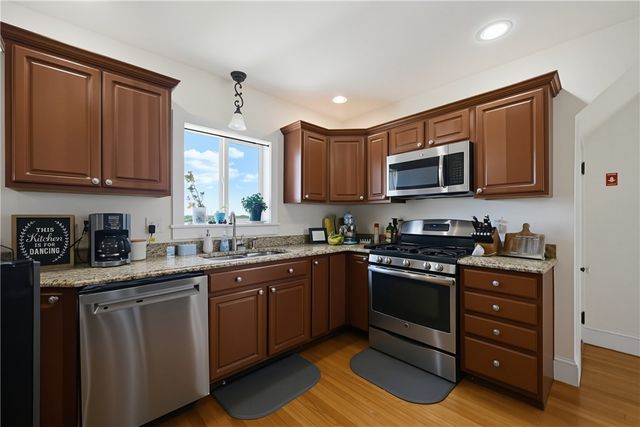 40 Walnut Street, Tiverton, RI 02878