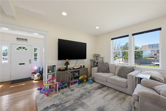 40 Walnut Street, Tiverton, RI 02878