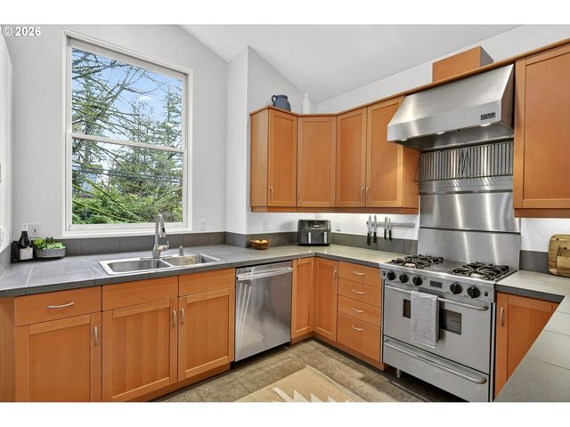 5733 Sw SALMON St, Portland, OR 97221