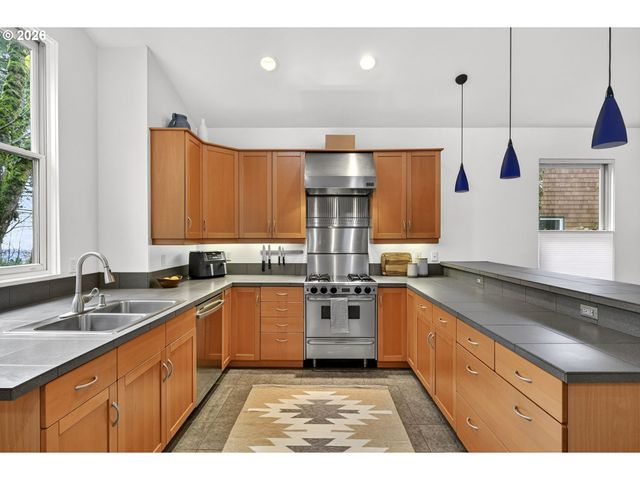 5733 Sw SALMON St, Portland, OR 97221