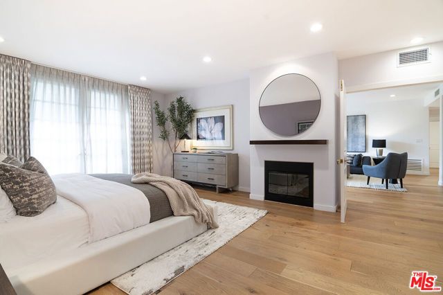 575 S Barrington Avenue 211, Los Angeles, CA 90049