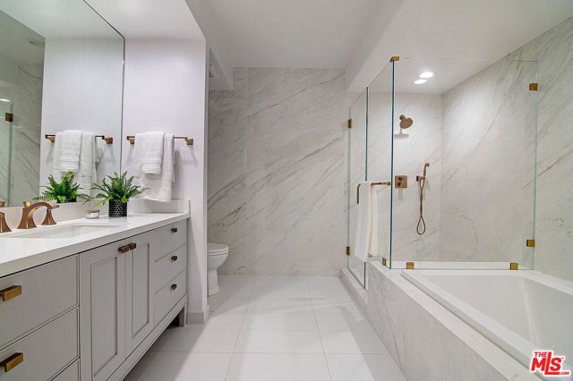 575 S Barrington Avenue 211, Los Angeles, CA 90049