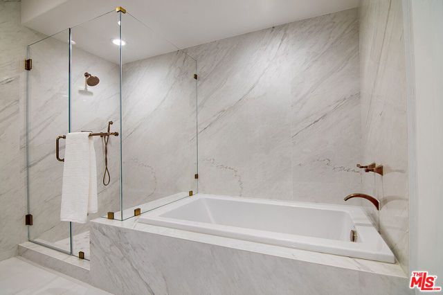 575 S Barrington Avenue 211, Los Angeles, CA 90049