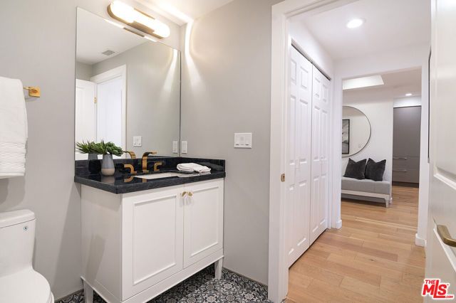 575 S Barrington Avenue 211, Los Angeles, CA 90049