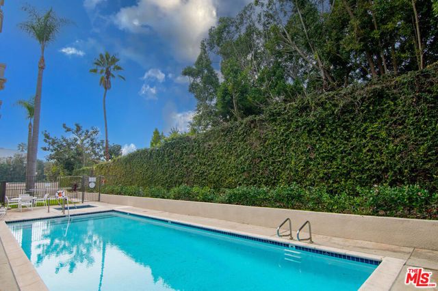 575 S Barrington Avenue 211, Los Angeles, CA 90049