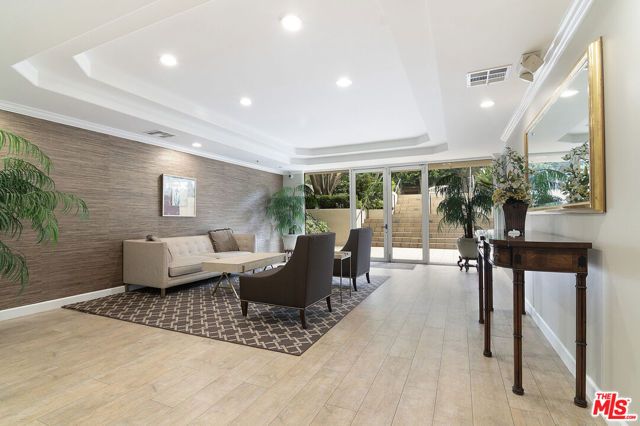 575 S Barrington Avenue 211, Los Angeles, CA 90049