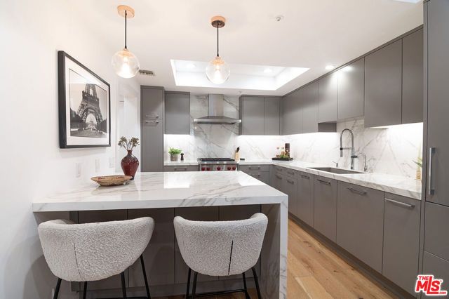 575 S Barrington Avenue 211, Los Angeles, CA 90049