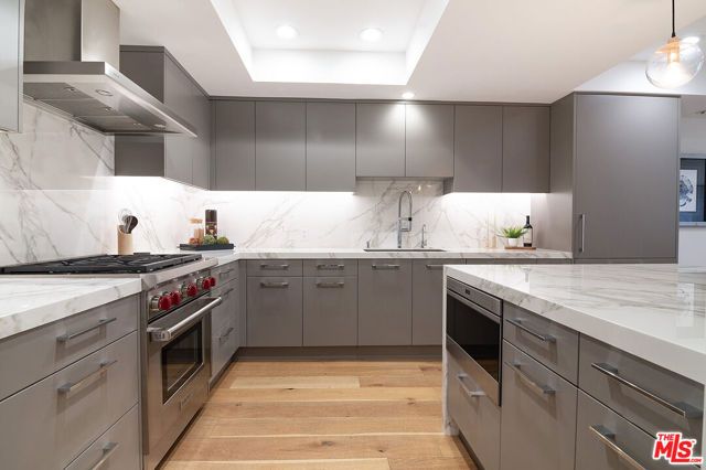 575 S Barrington Avenue 211, Los Angeles, CA 90049