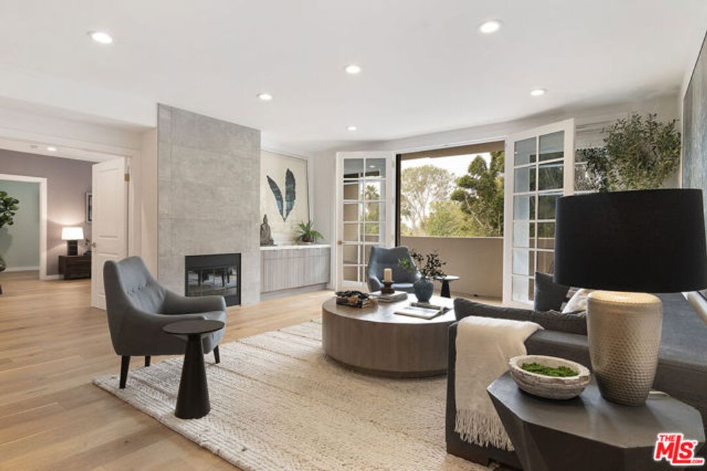 575 S Barrington Avenue 211, Los Angeles, CA 90049