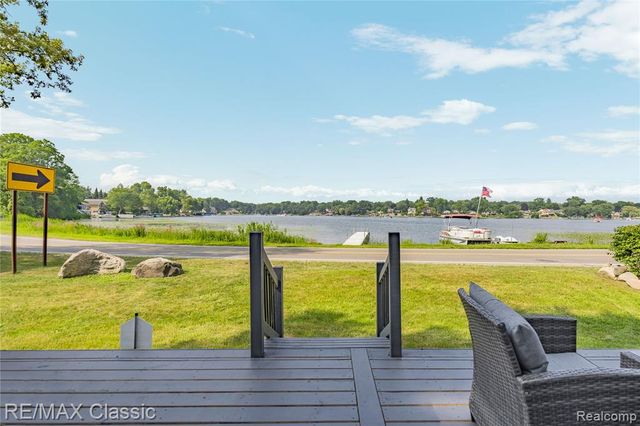 8665 Cooley Lake Road, Commerce Twp, MI 48382