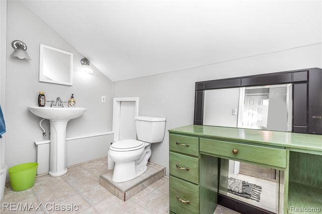 8665 Cooley Lake Road, Commerce Twp, MI 48382