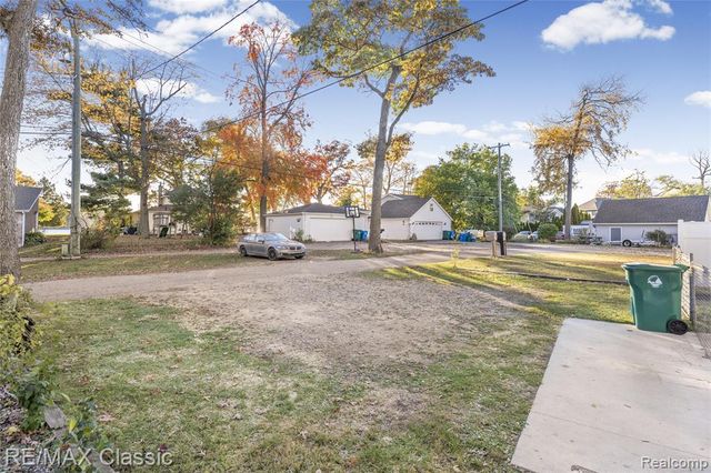 8665 Cooley Lake Road, Commerce Twp, MI 48382