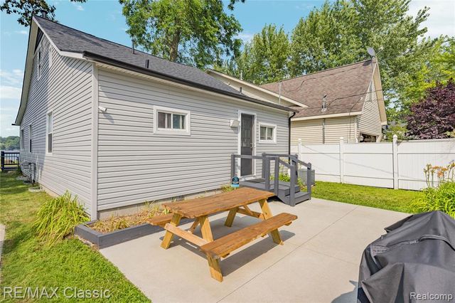 8665 Cooley Lake Road, Commerce Twp, MI 48382