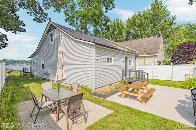8665 Cooley Lake Road, Commerce Twp, MI 48382