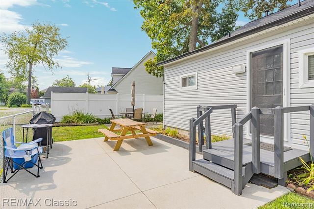 8665 Cooley Lake Road, Commerce Twp, MI 48382