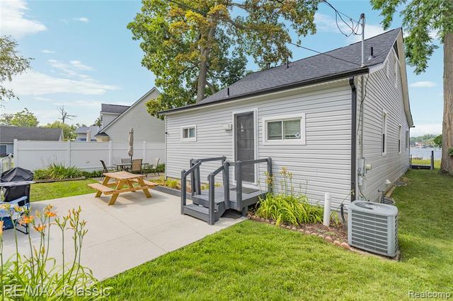 8665 Cooley Lake Road, Commerce Twp, MI 48382