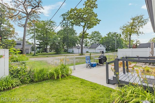 8665 Cooley Lake Road, Commerce Twp, MI 48382