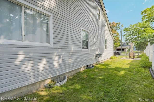 8665 Cooley Lake Road, Commerce Twp, MI 48382