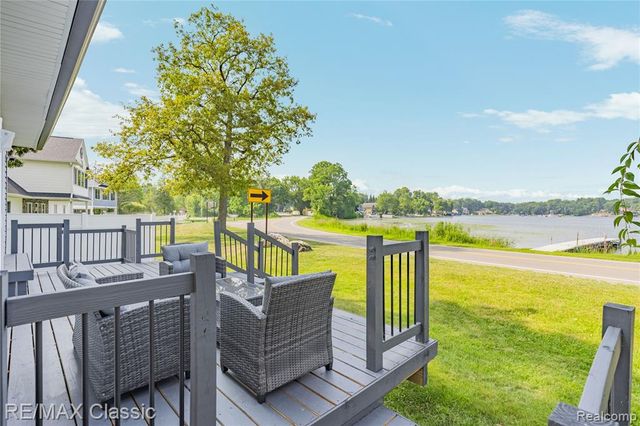 8665 Cooley Lake Road, Commerce Twp, MI 48382