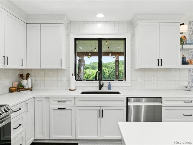 4405 North River Road, Fort Gratiot, MI 48059