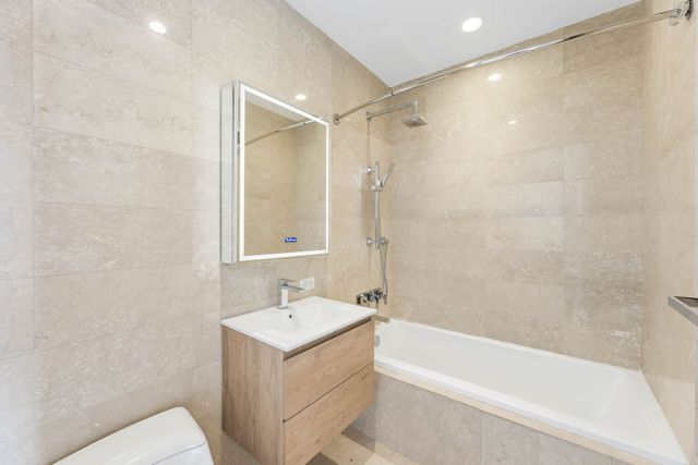 75 Wall St Apt 35C, New York City, NY 10005