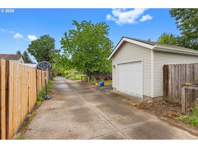 8351 N BANK St, Portland, OR 97203