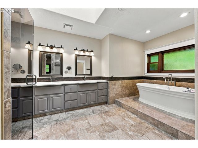 750 Se ARROW CREEK Ln, Gresham, OR 97080