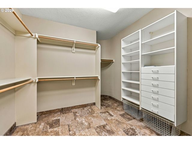 750 Se ARROW CREEK Ln, Gresham, OR 97080