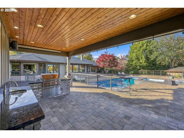 750 Se ARROW CREEK Ln, Gresham, OR 97080