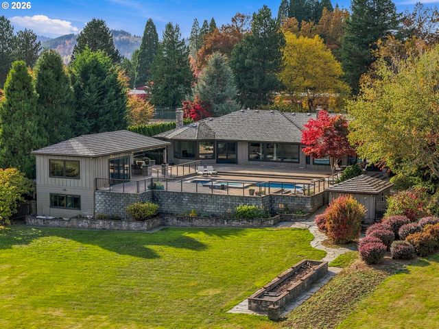 750 Se ARROW CREEK Ln, Gresham, OR 97080