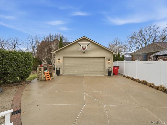 307 Taylor Avenue, Rochester, MI 48307