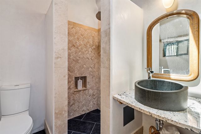 22 La Vega, Galisteo, NM 87540