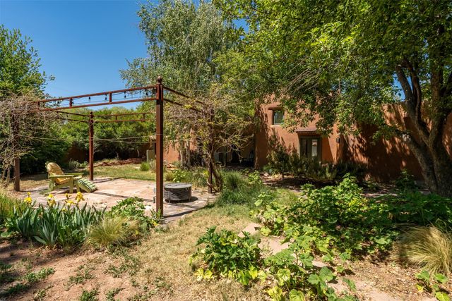 22 La Vega, Galisteo, NM 87540