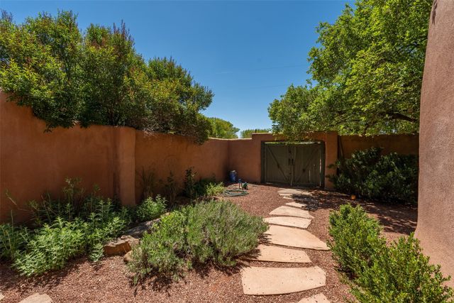22 La Vega, Galisteo, NM 87540