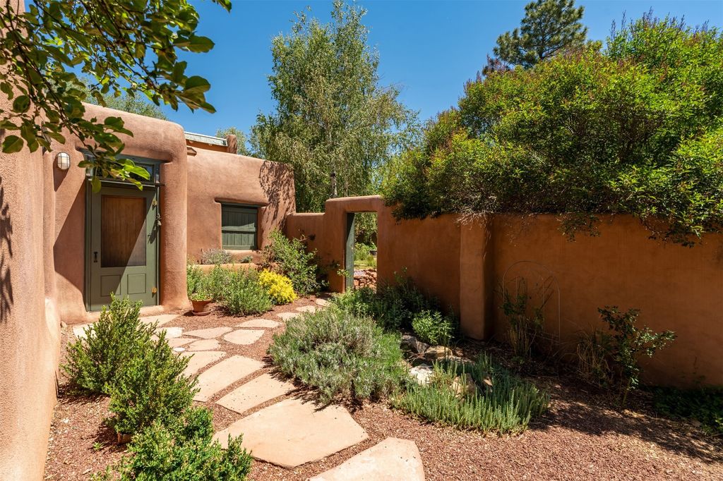 22 La Vega, Galisteo, NM 87540
